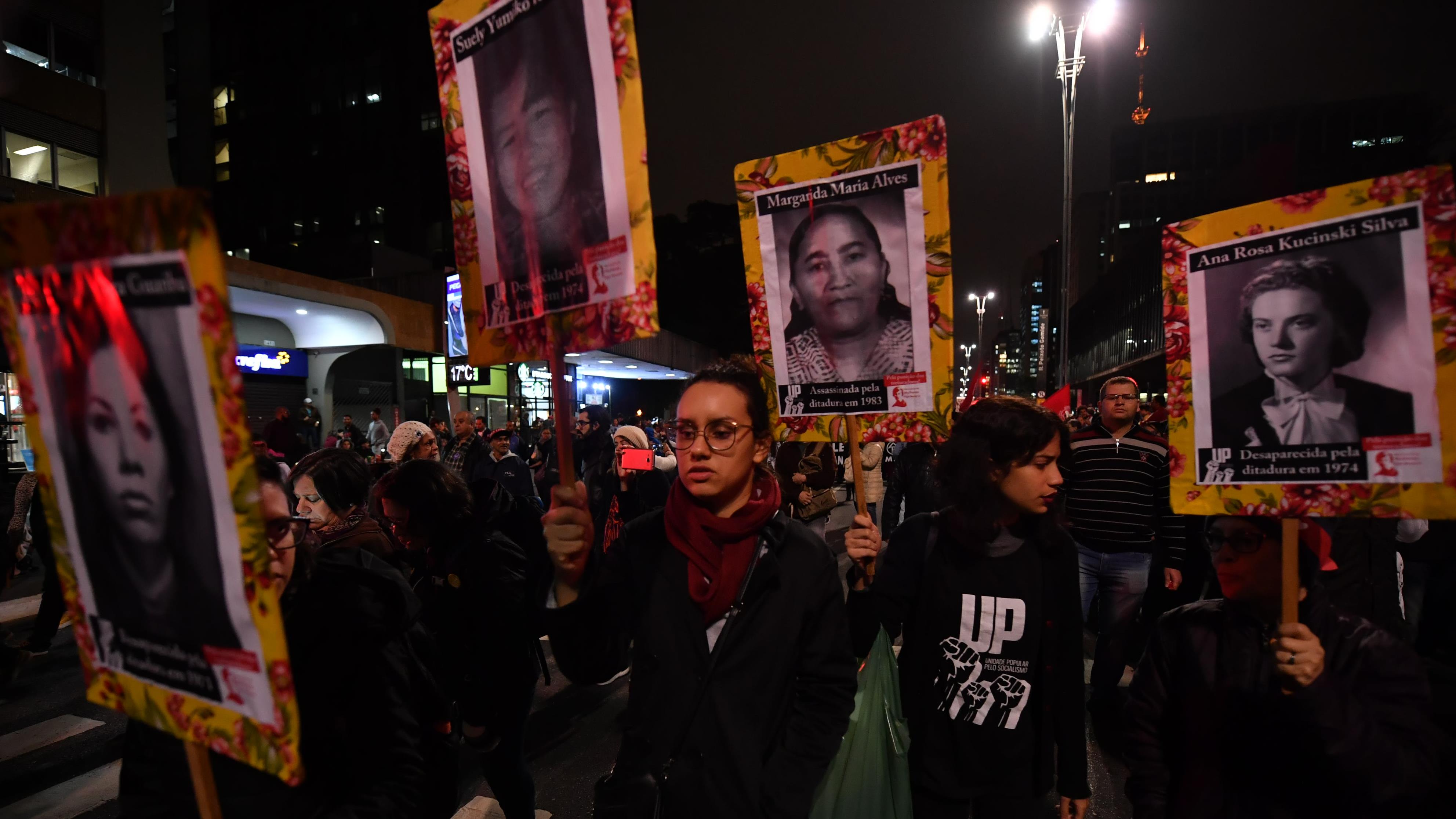 Brasileños protestan contra Bolsonaro y su defensa de la dictadura