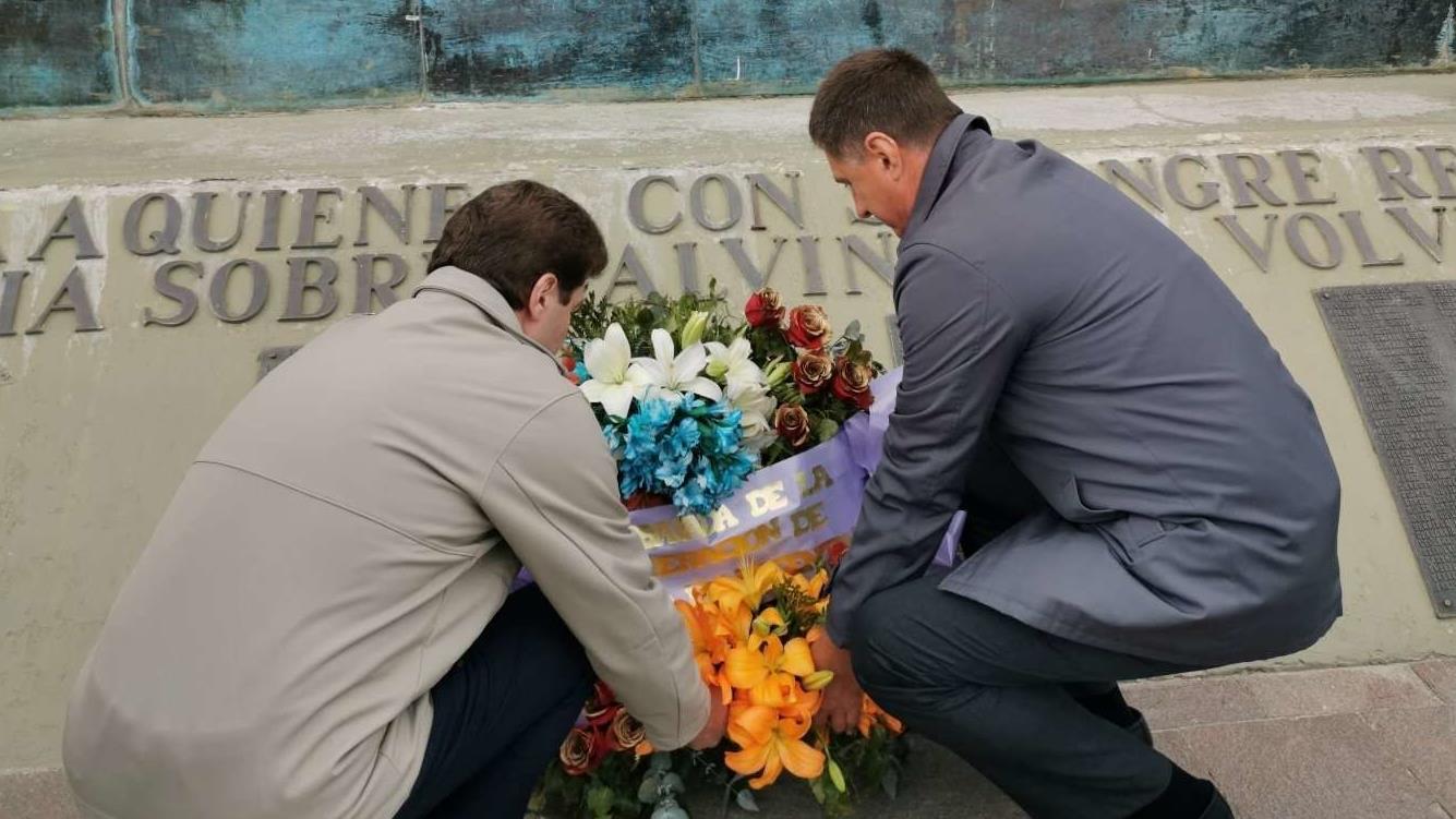 El embajador de Rusia en Argentina, Dmitry Feoktistov (drcha.), junto con el gobernador de Tierra de Fuego, Gustavo Melella, coloca una ofrenda floral en el Monumento a los Caídos en las Malvinas.