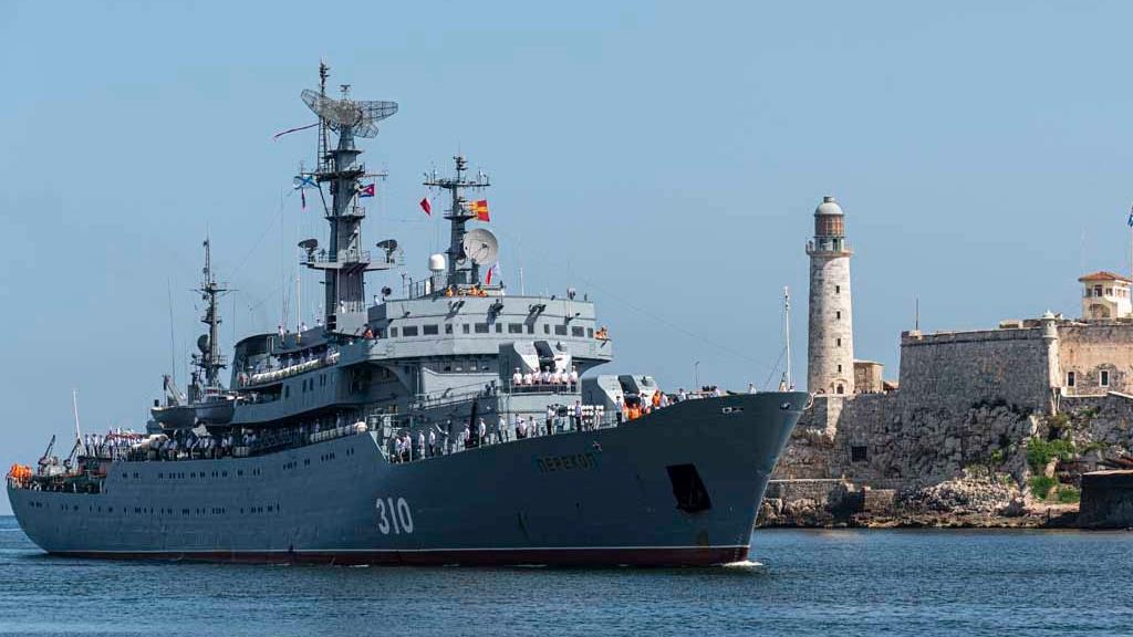 Navío ruso Perekop disparó varias salvas a su entrada a La Habana, reciprocadas por batería de artillería desde la Fortaleza de San Carlos de la Cabaña. Bahía de La Habana, 11 de julio de 2023. Foto: Prensa Latina.