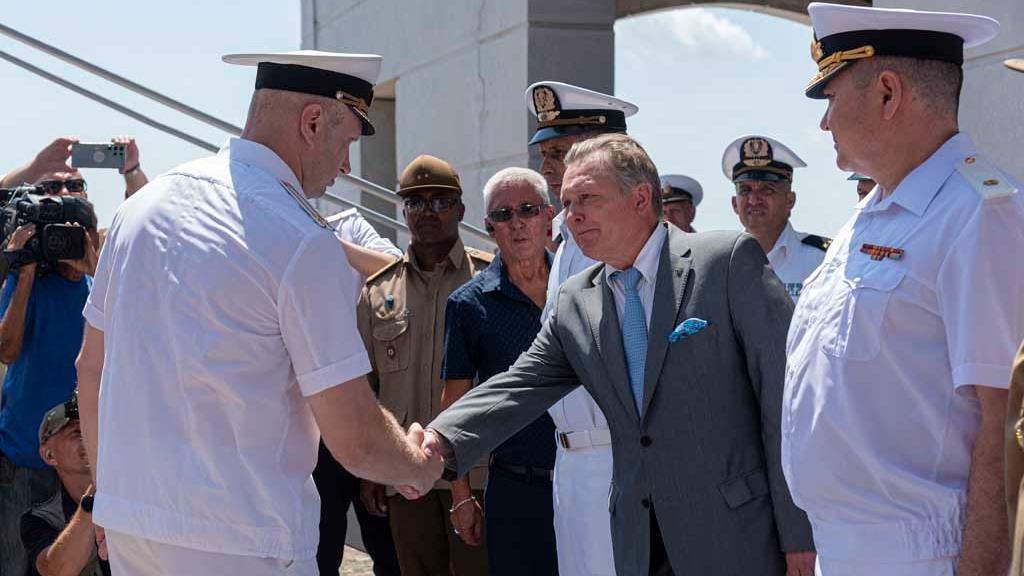 Embajador ruso en Cuba, Victor Koronelli recibe al capitán del navío ruso Perekop. La Habana, 11 de julio de 2023. Foto: Prensa Latina.