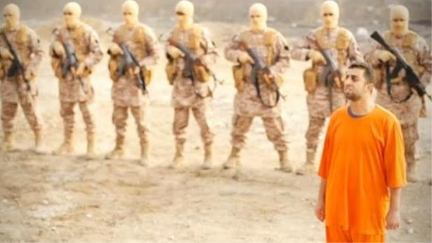 Piloto jordano Maaz al-Kassasbeh, minutos antes de ser ejecutado por EIIL
