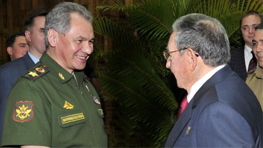 El ministro de Defensa de Rusia, Serguei Shoigu, se reúne en La Habana con el presidente cubano, Raul Castro