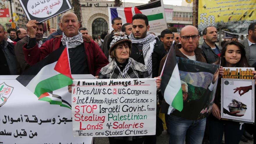Un grupo de manifestantes palestinos en Ramalá llama a boicotear productos israelíes. 26 de enero de 2015.