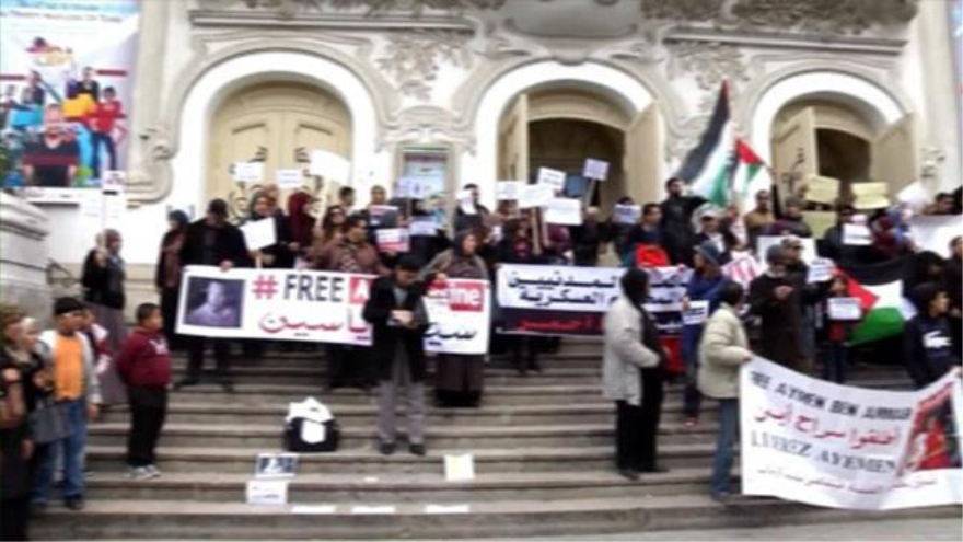 Manifestación de tunecinos en la ciudad de Túnez por asesinato de tres musulmanes en EE.UU., el 15 de febrero de 2015