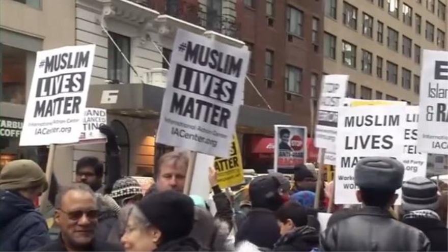 Multitudinaria protesta en Nueva York contra negligencia de medios de EEUU ante muerte de tres musulmanes, 15 de febrero de 2015.