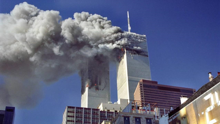 Imagen del World Trade Center tras los impactos de los aviones (11/09/2001).