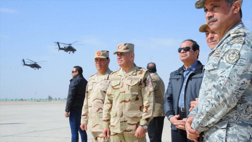 El mandatario egipcio, Abdel Fatah al-Sisi, en una base militar del Ejército