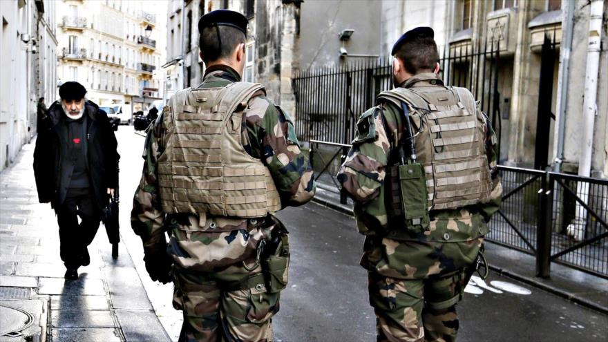 Militares franceses protegen una sinagoga en una judería de París (14/1/2015)