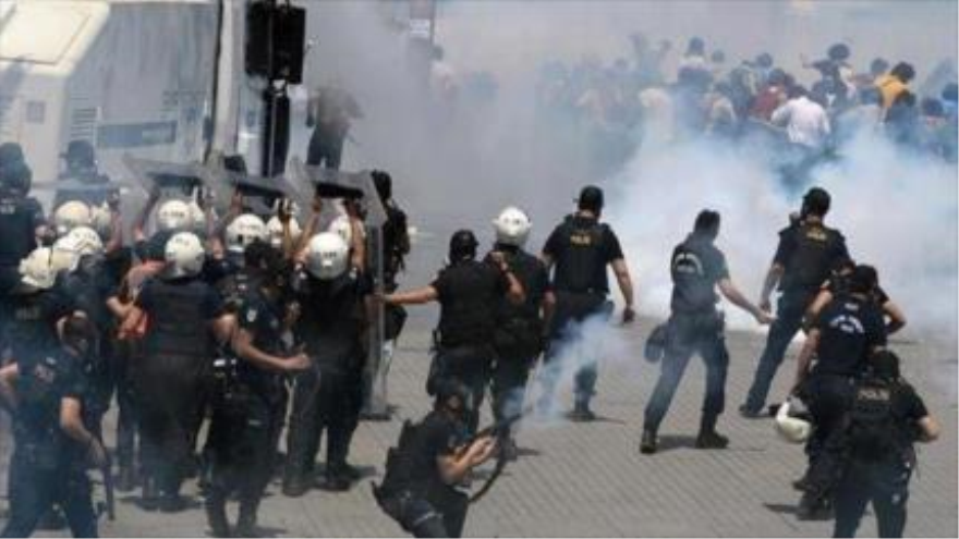 Fuerzas bareiníes reprimen una protesta prodemocracia en Manama, capital