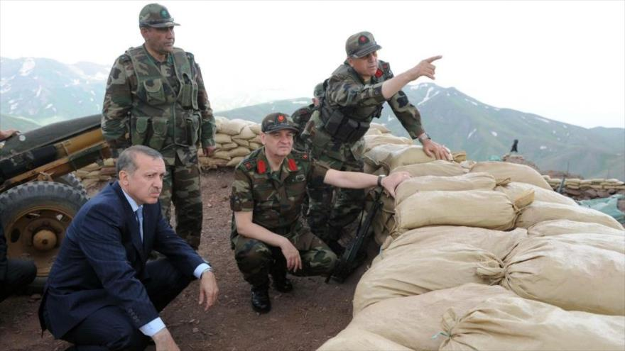 Presidente Erdogan y oficiales militares en el este de Turquía