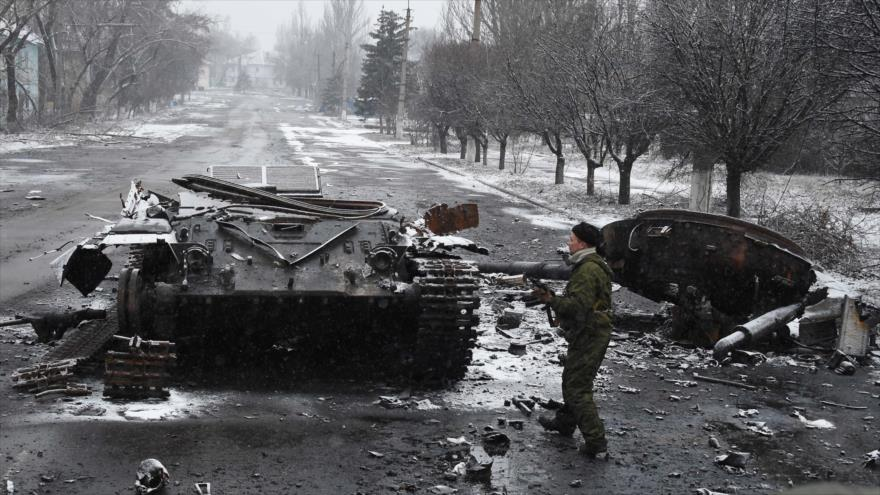Restos del Tanque de fuerzas de Kiev,este de Ucrania,14.02.2015 