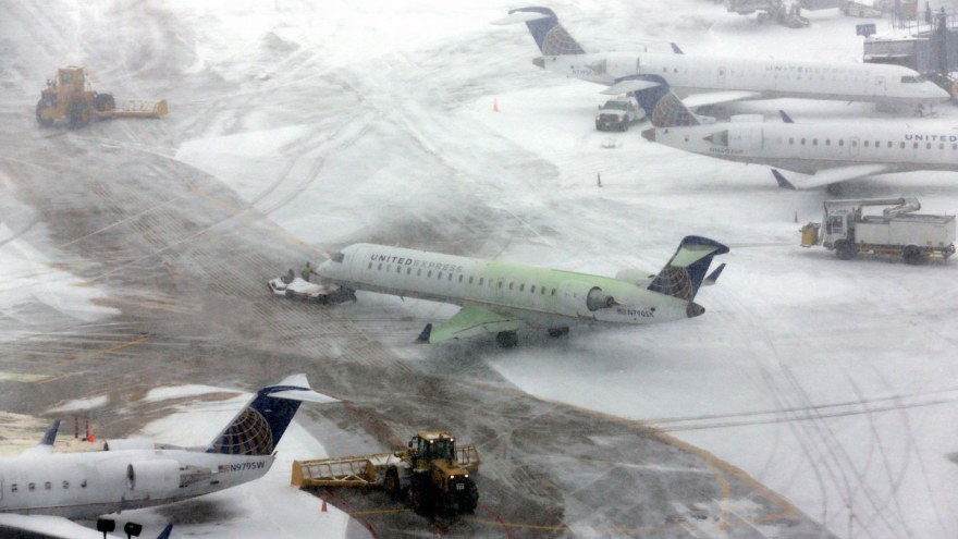 Un aeropuerto de EEUU, paralizado por nueva tormenta de nieve 