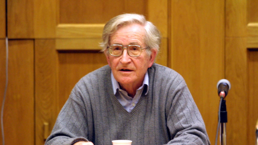 El escritor y crítico estadounidense Noam Chomsky