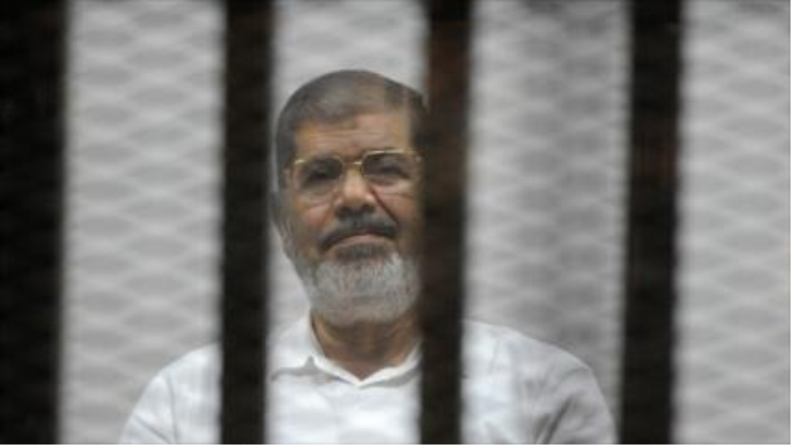 El expresidente egipcio Mohamad Mursi durante una sesión judicial.