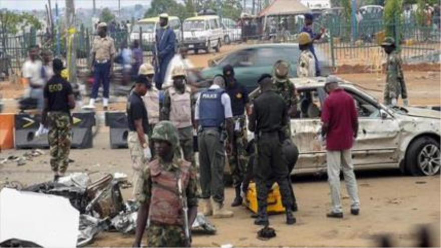 Policía registra el área de un atentado de Boko Haram en Nigeria.