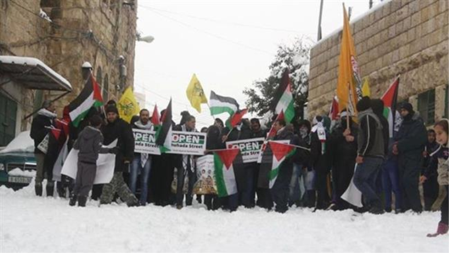 Palestinos marchan en la calle Shuhada en Al-Jalil, 20 de febrero 2015