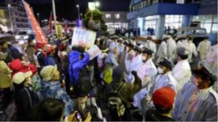 La concentración de japoneses frente a la estación de Policía de Nago, Okinawa, 22 de febrero