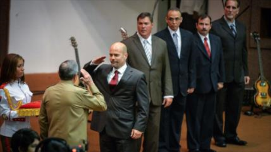 El presidente de Cuba, Raúl Castro, condecora a los Cino antiterroristas cubanos