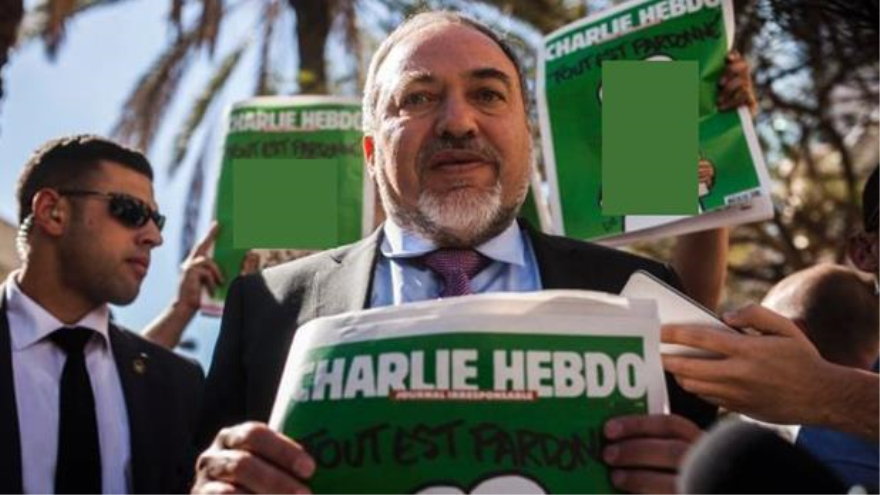 El ministro de asuntos exteriores del régimen israelí, Avigdor Lieberman, distribuyendo de forma gratis un número de Charlie Hebdo con una caricatura blasfema del Profeta del Islam (P) entre los israelíes