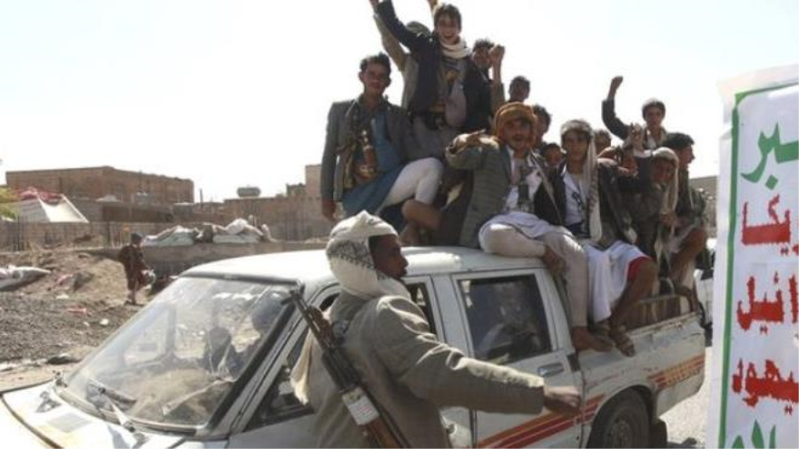 Un grupo de combatientes de Ansarolá desplegados en Saná, capital de Yemen