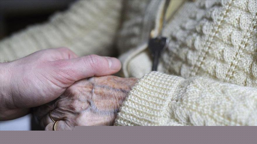 Una anciana con alzhéimer