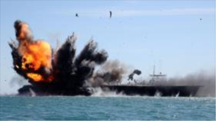 Armada iraní destruye la maqueta de un portaaviones de EE.UU. en el Golfo Pérsico. 25 de febrero de 2015