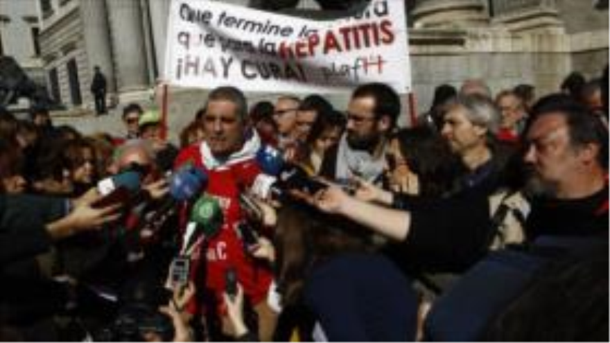 El presidente de la PLAFHC, Mario Cortés, dirigiéndose a la prensa ante la Cámara legislativa española. 27 de febrero de 2015