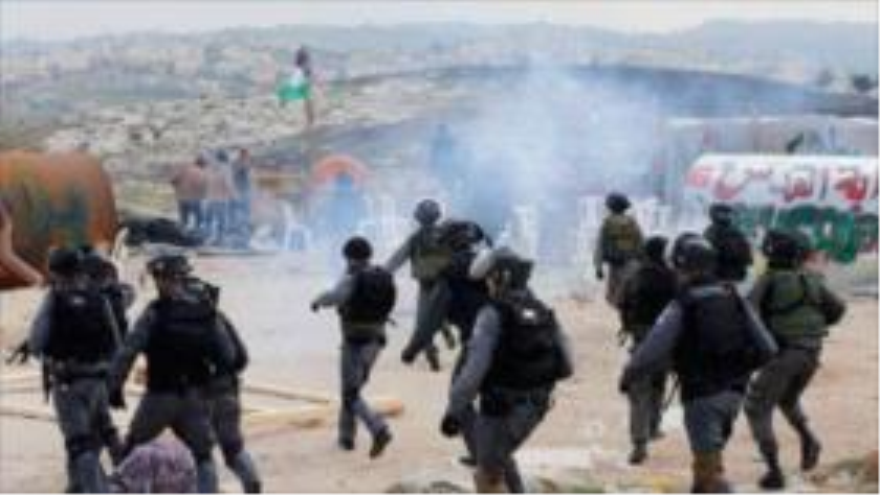 Las fuerzas israelíes asalatan la aldea Al-Bawaba en el este de Al-Quds