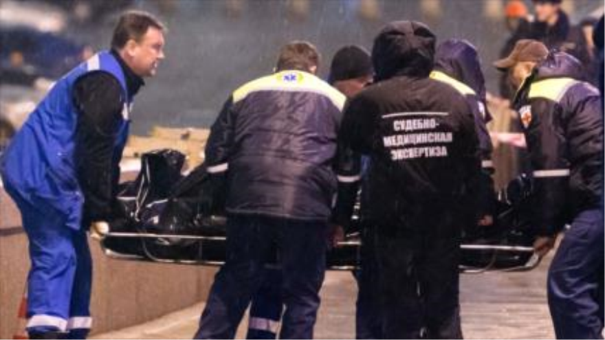 Los médicos levantan el cuerpo sin vida del opositor ruso Boris Nemtsov