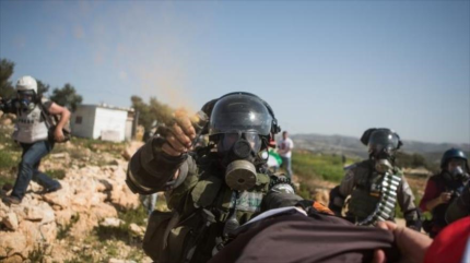 Soldados israelíes hieren de gravedad a fotoperiodista palestino