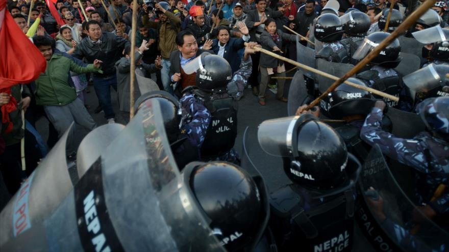 Policías dispersan a los manifestantes que intentan avanzar hacia el Parlamento en Katmandú, capital de Nepal. 28 de febrero de 2015
