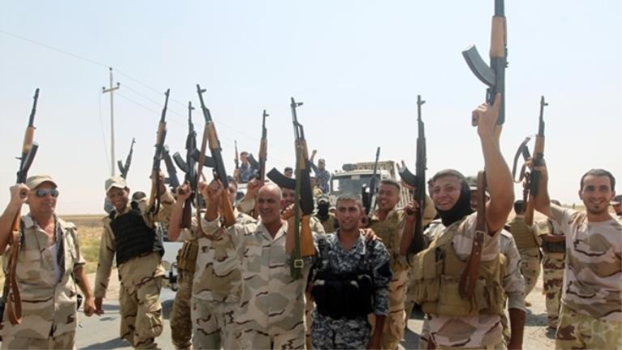 Militares del Ejército iraquí celebran una victoria ante el grupo terrorista EIIL