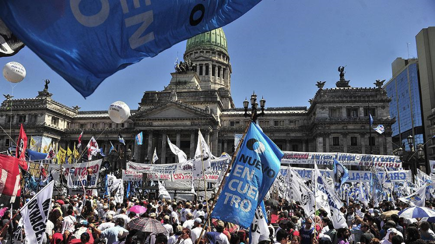 Simpatizantes de la presidenta argentina se reúnen para reiterar su apoyo a ella, 1 de marzo de 2015