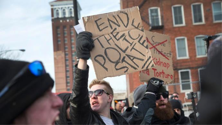 Activistas estadounidenses marchan para pedir el cierre del centro secreto de la detención en Chicago