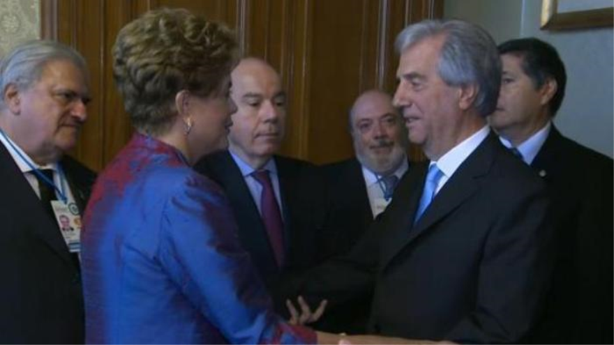 La presidenta de Brasil, Dilma Rousseff, felicita al recién investido presidente de Uruguay, Tabaré Vázquez.