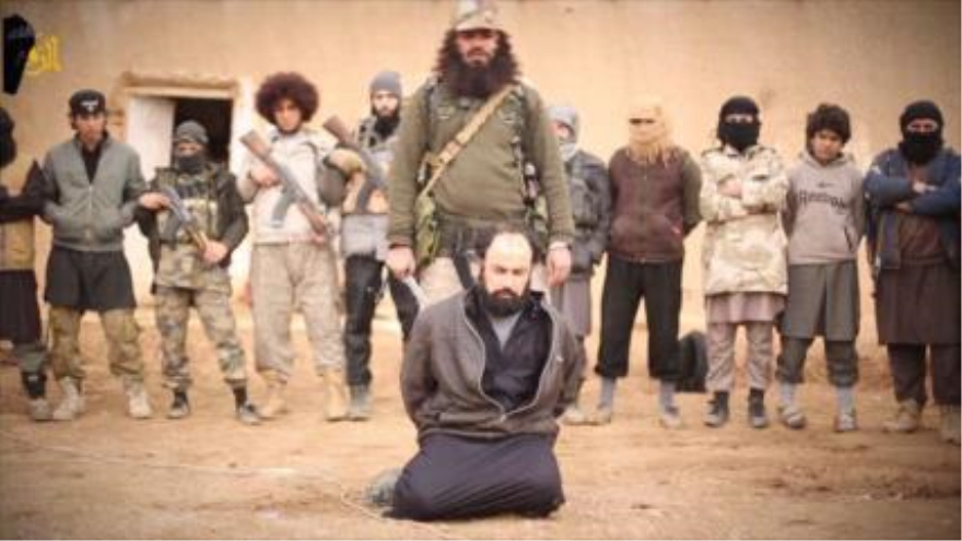 Integrante de EIIL decapita a un detenido en Siria