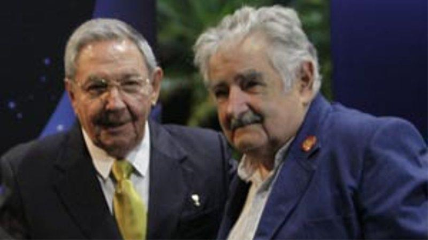 El presidente de Cuba, Raúl Castro y el exmandatario de Uruguay José Mujica