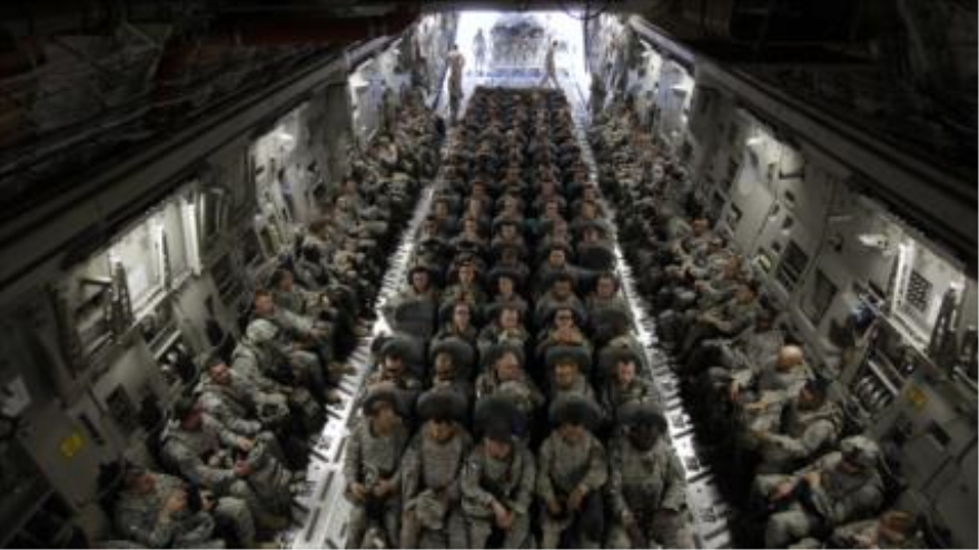 Un avió lleno de soldados estadounidenses 