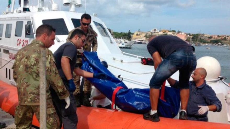 Un cuerpo recuperado por la Guardia Costera, tras sufrir un naufragio en aguas italianas