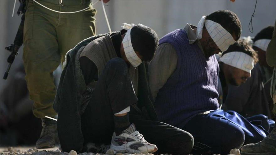 Un grupo de presos palestinos con los ojos vendados en una cárcel israelí