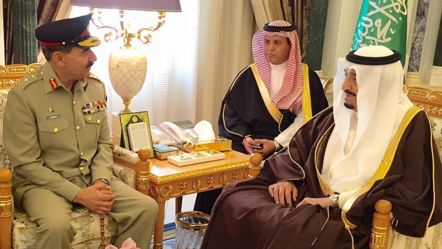 Encuentro entre el rey saudí, Salman bin Abdelaziz Al Saud y el jefe del Estado Mayor Conjunto paquistaní, el general Rashid Mahmud. 4 de febrero de 2015
