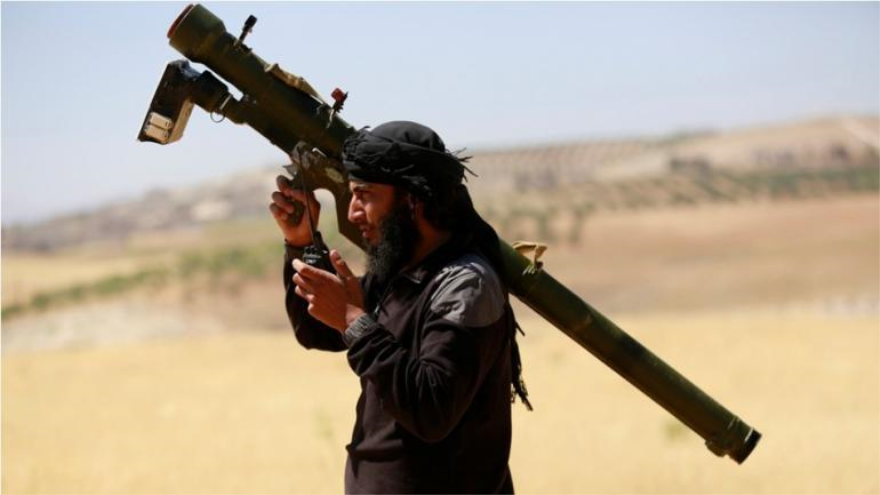 Un extremista del Frente Al-Nusra con un lanzamisiles estadounidense