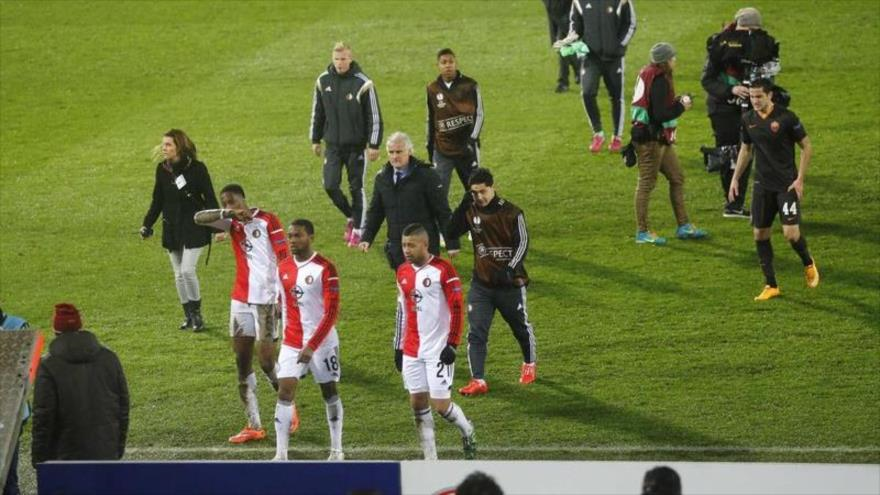 El partido entre As Roma y Feyenoord, fue interrumpido en dos ocasiones por el lanzamiento de objetos al terreno de juego