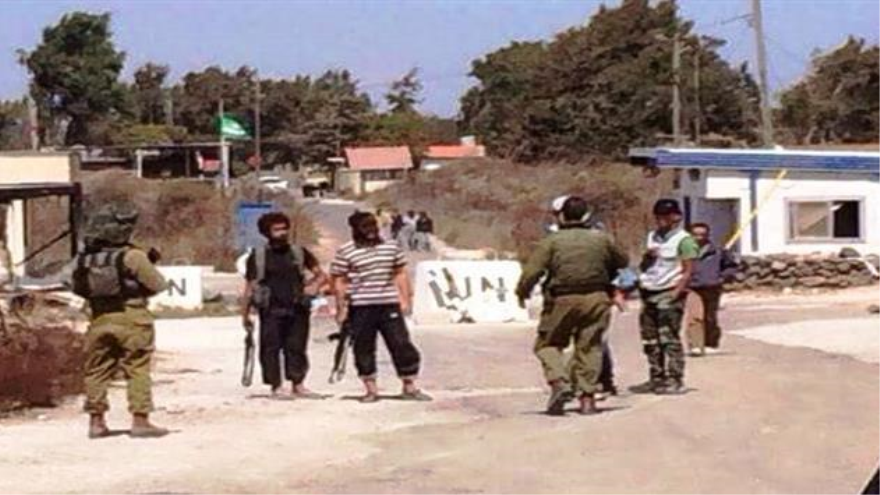 Soldados israelíes hablan cordialmente con integrantes de Frente Al-Nusra