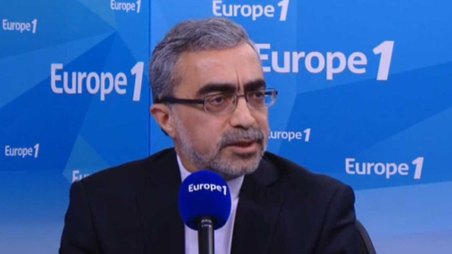 El embajador de Irán en Francia, Ali Ahani, concediendo una entrevista a la radio Europe1. 5 de marzo de 2015