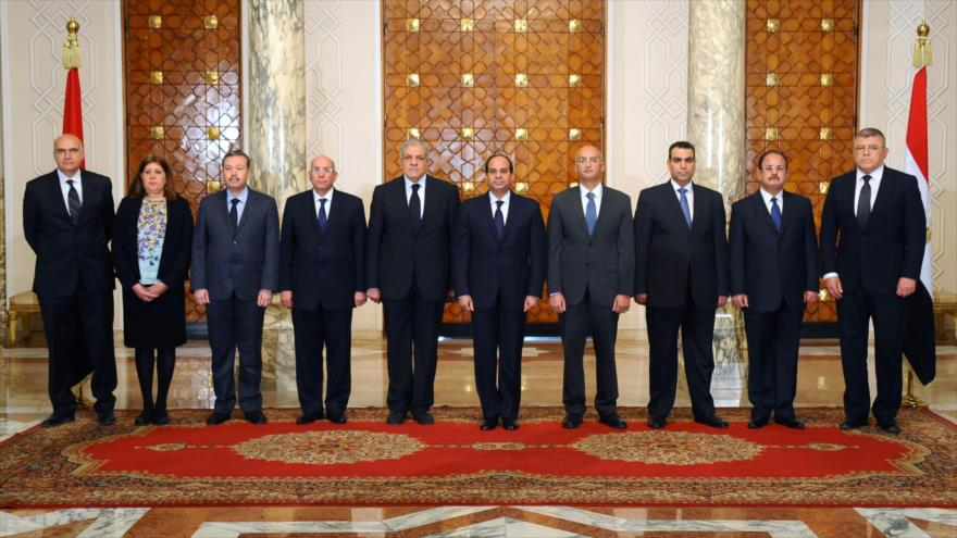 El presidente de Egipto, Abdel Fatah al-Sisi (6i), y el primer ministro, Ibrahim Mehleb (5i), junto a los nuevos ministros del Gobierno en El Cairo. 5 de marzo de 2015