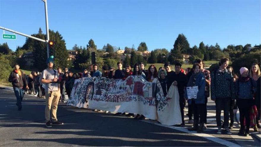 Estudiantes bloquean vía que da al campus de la Universidad de California, Santa Cruz. 5 de marzo de 2015