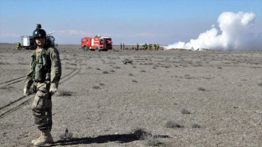 Bomberos están extinguiendo las llamas del avión estrellado