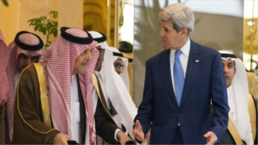 El secretario de Estado de EE.UU., John Kerry, y el canciller saudí, Saud al-Faisal, antes de una reunión con el rey Salman bin Abdelaziz Al Saud en Riad, capital saudí