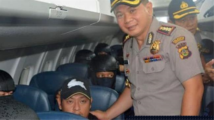 Un escolta policial indonesio posando junto al preso australiano Andrew Chan